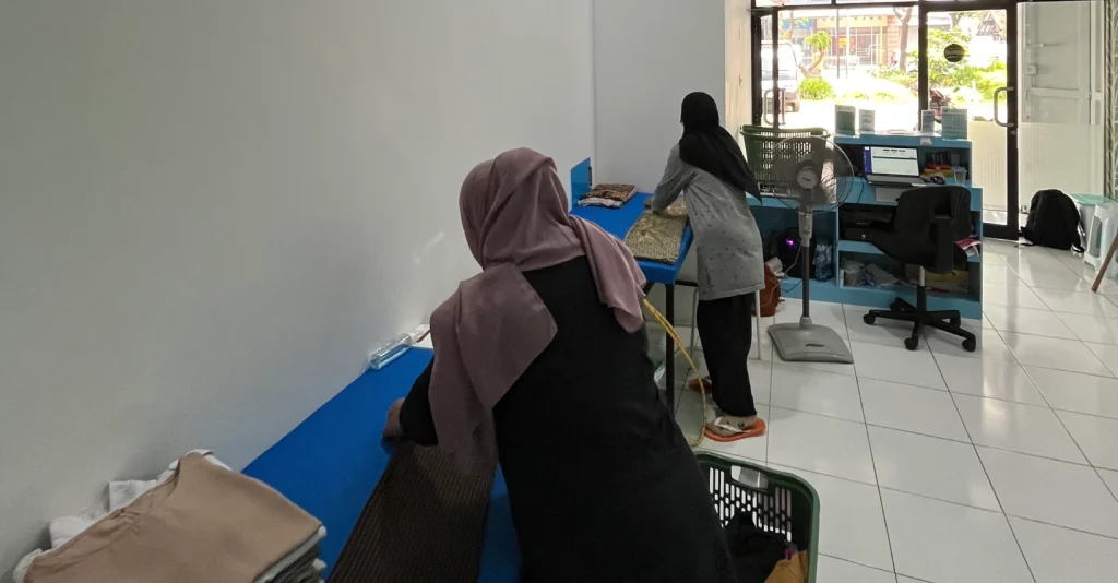 pemilik bisnis laundry mengelola operasional karyawan