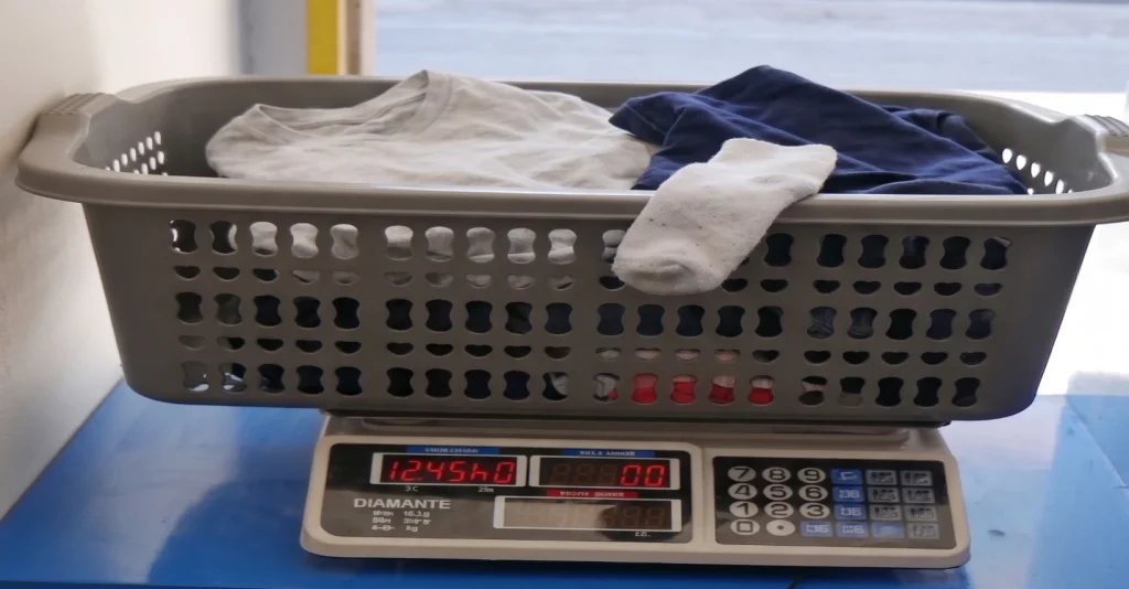 proses penimbangan pakaian laundry