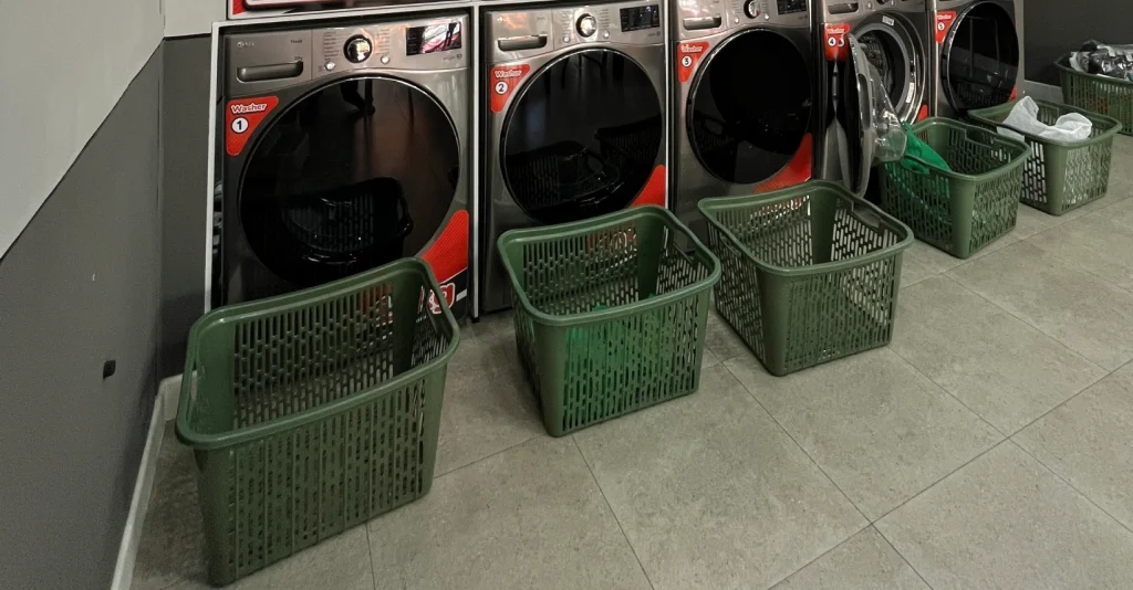 proses sortir pakaian laundry